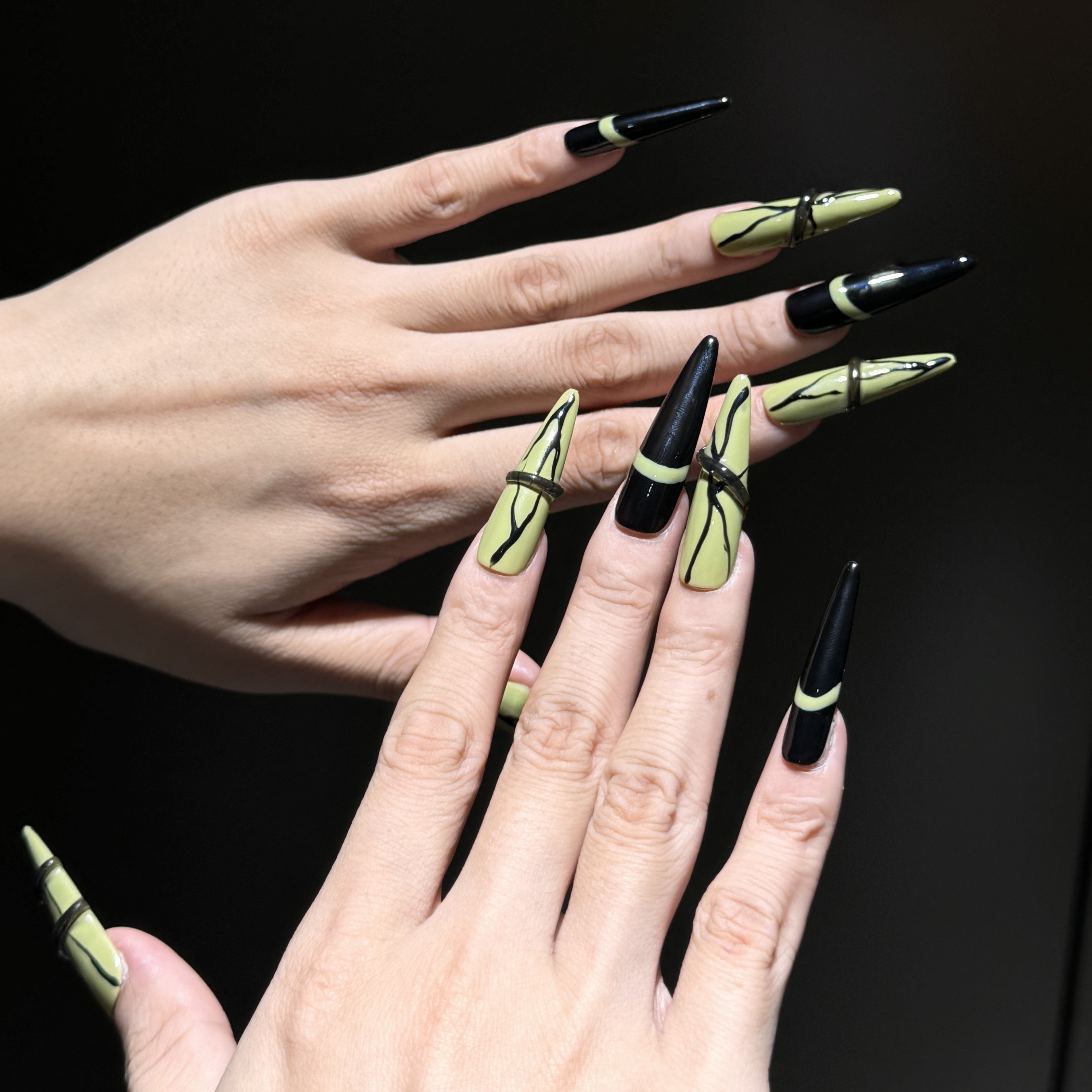 Siva Nail, Noir Vines, Halloween Press on Nails