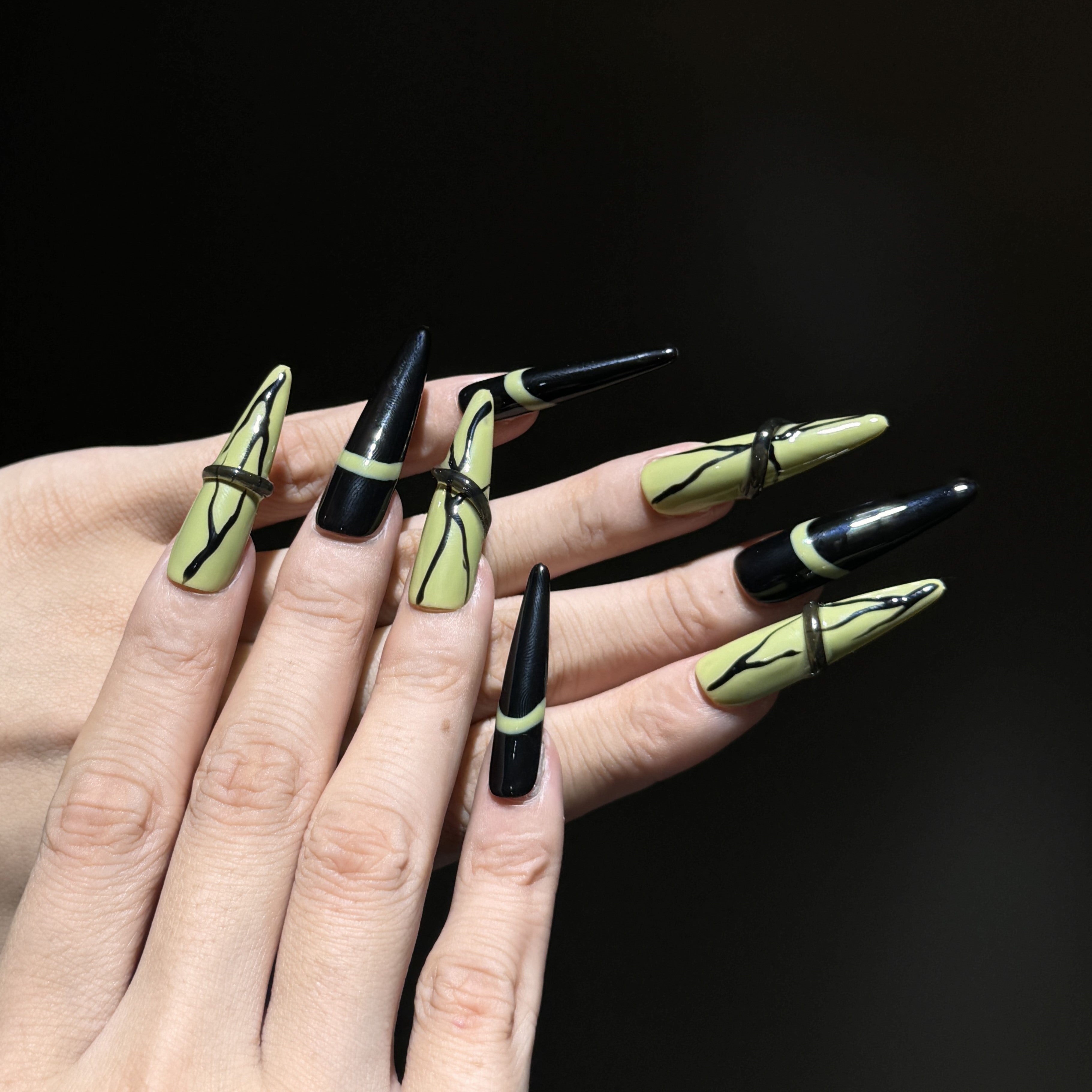 Siva Nail, Noir Vines, Halloween Press on Nails